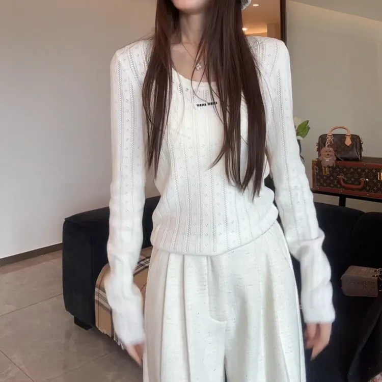 2025秋冬设计感镂空修身显瘦U领针织打底上衣LK2507572