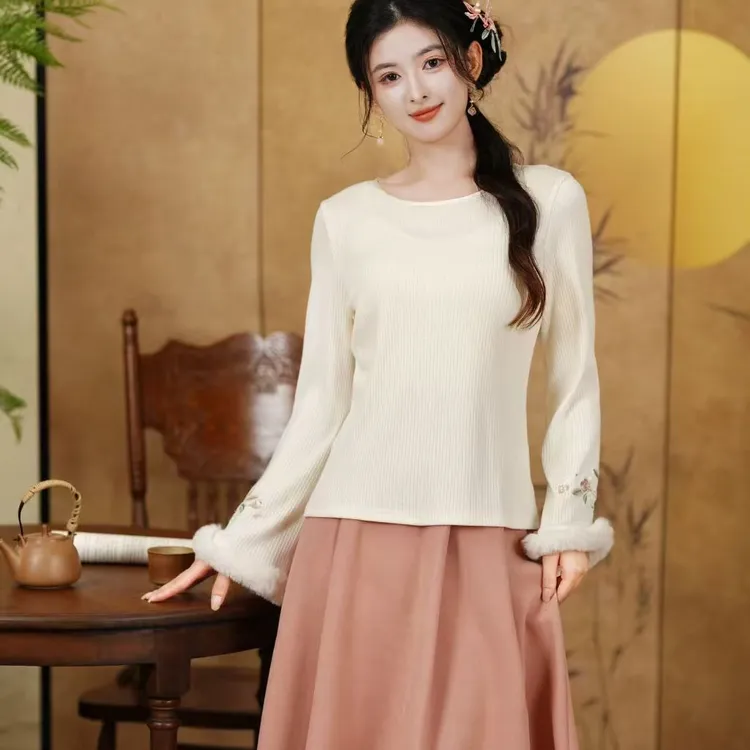 新中式刺绣2025冬款新品圆领袖口刺绣花纹百搭长袖打底