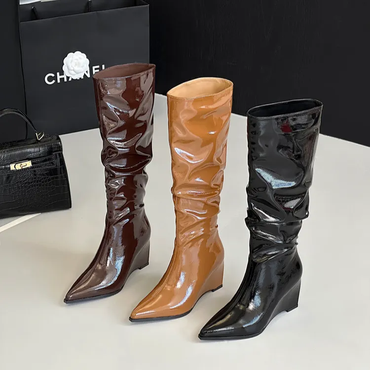 【7公分】2025秋冬新款时尚气质亮皮尖头褶皱坡跟长筒靴女