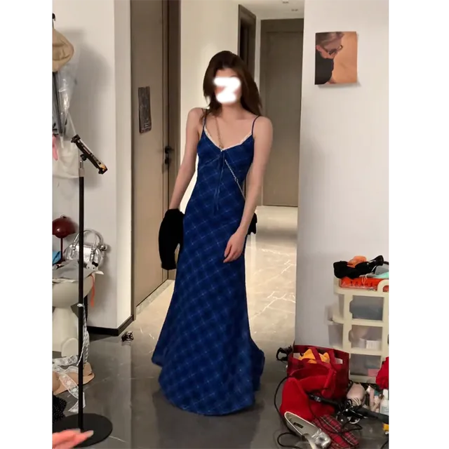 夏季法式复古气质吊带连衣裙女2025新款显白修身克莱因蓝格纹裙子