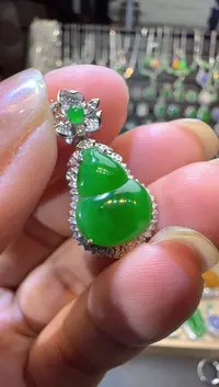 翡翠18K金镶嵌颈饰葫芦
