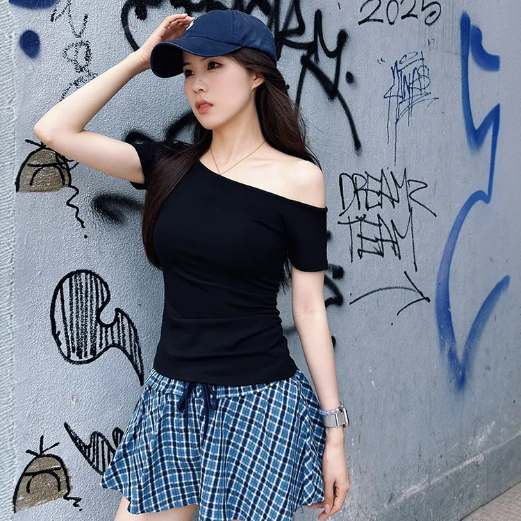 黑色露肩一字领短袖女t恤2025韩版新款设计感夏季百搭斜肩ins上衣