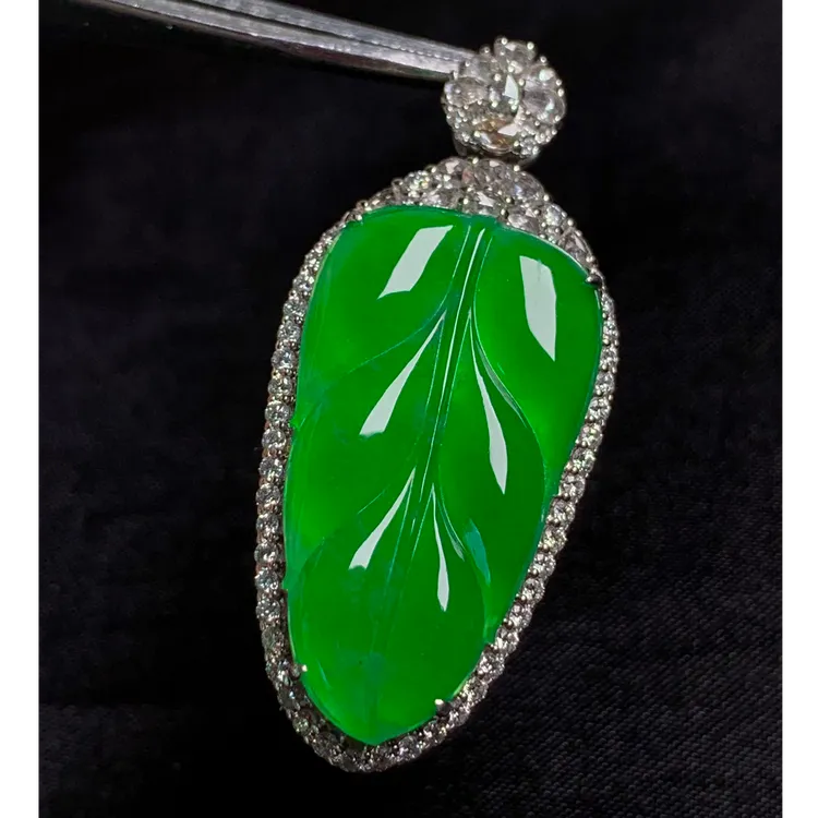 18k金镶嵌玉叶吊坠气质精美