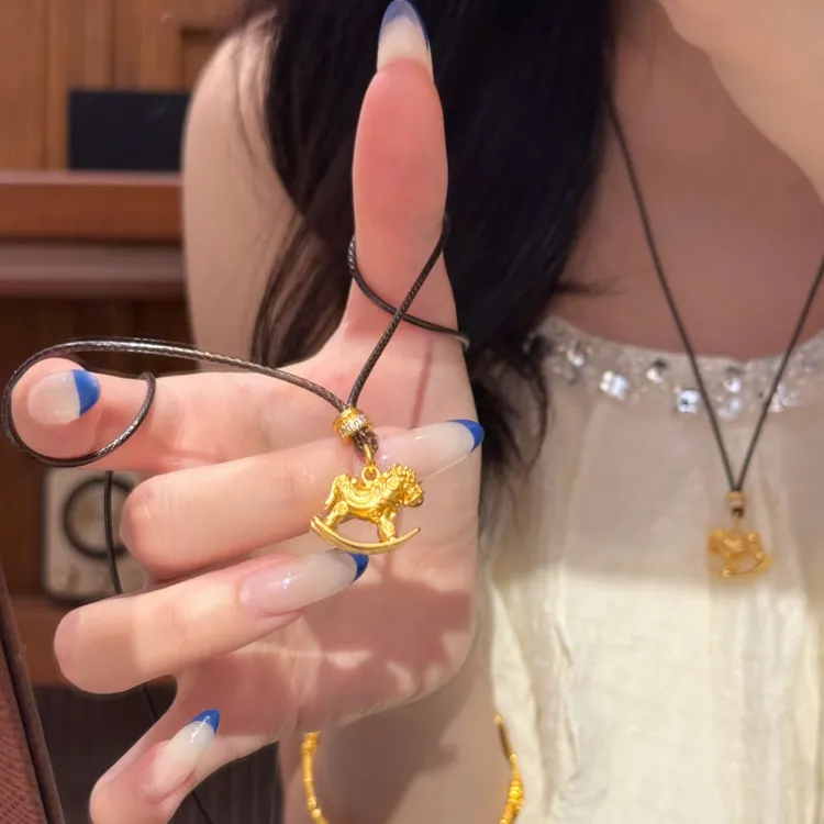 铜合金吊坠 新中式国潮风旋转摇摇小木马吊坠项链时尚锁骨链皮绳