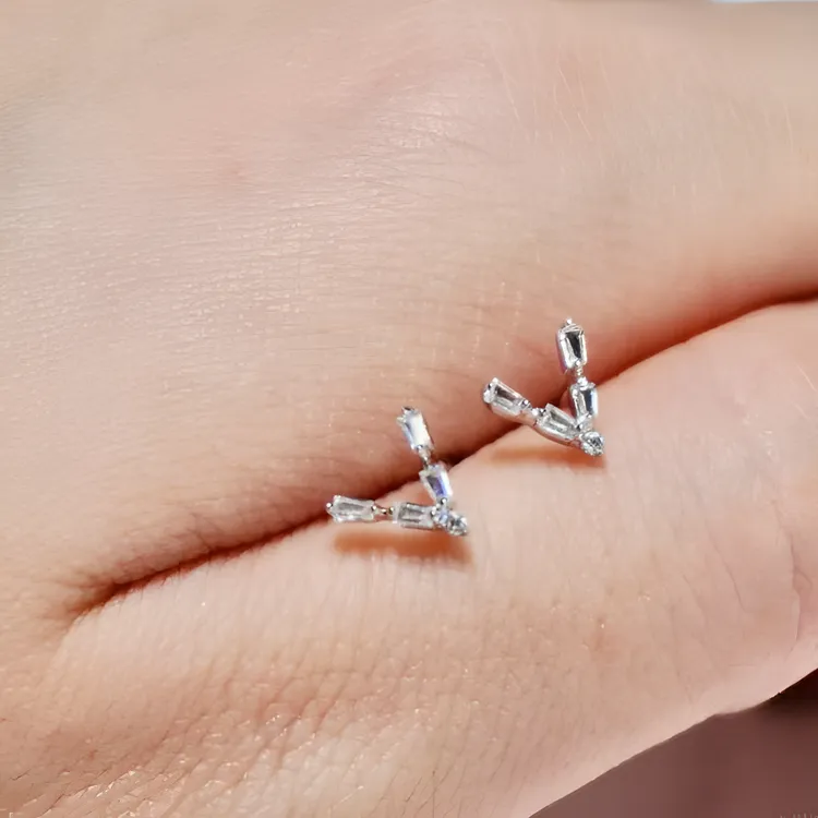 925银合成锆石耳饰 满钻锆石V形耳钉闪亮精致气质通勤百搭