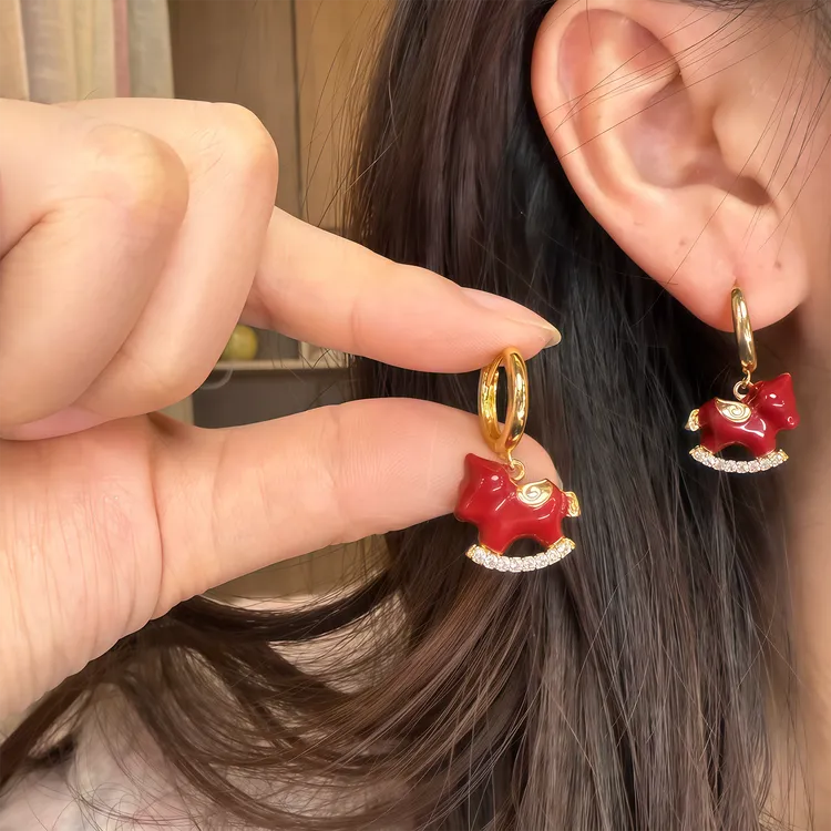 铜合金锆石耳饰 红色滴油小马圈圈耳扣女气质氛围感生肖耳环耳饰