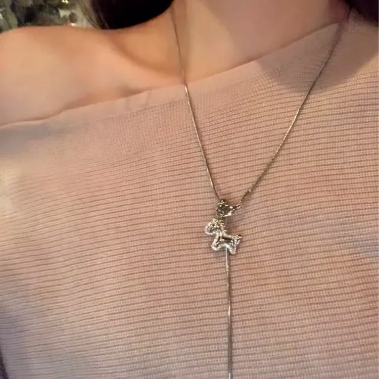 钛钢项链 秋冬轻奢马上有米小马项链女时髦银色马年毛衣链配饰