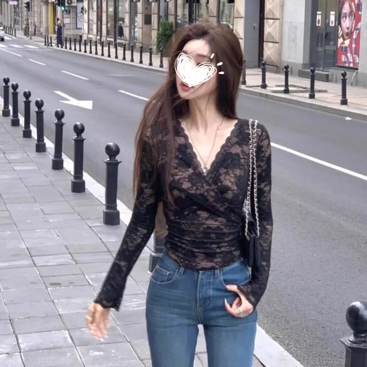 岸芷汀兰～雪尼尔提花蕾丝衫交叉V领修身显瘦长袖打底衫薄加绒新款