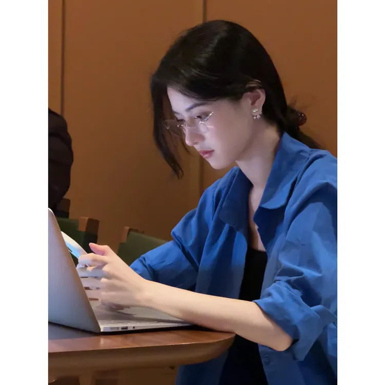 高级感克莱因蓝色衬衫女上衣2025新款春秋法式女内搭叠穿外穿衬衣