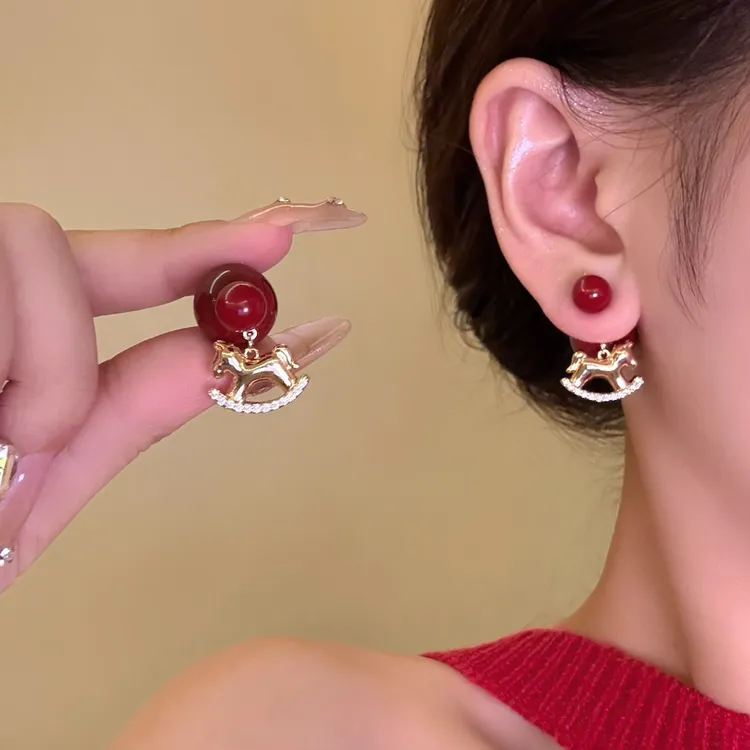铜合金耳饰 本命年红色珠珠小马耳环女款轻奢高级感耳钉新年耳饰