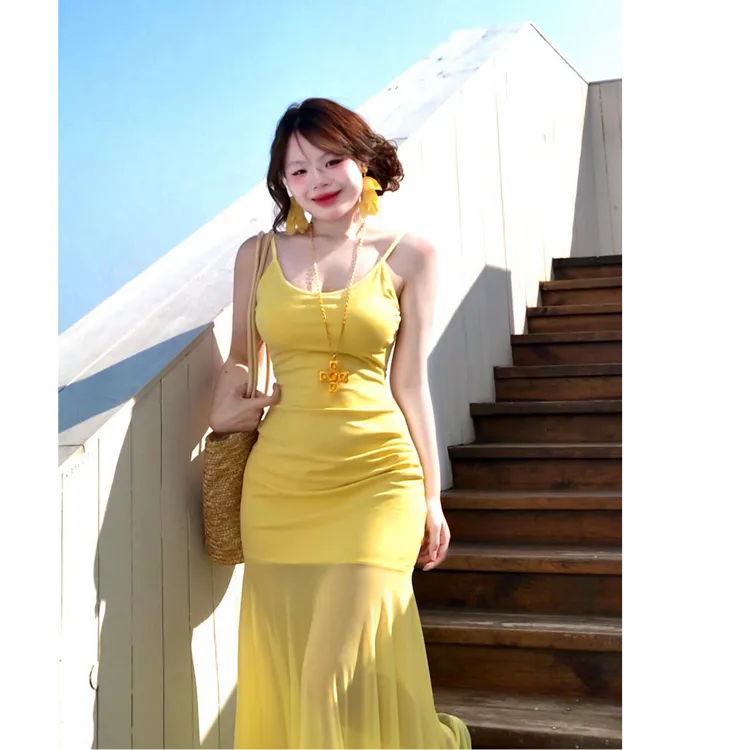 2025夏季新款海边度假风别致设计感黄色收腰=网纱拼接吊带连衣裙