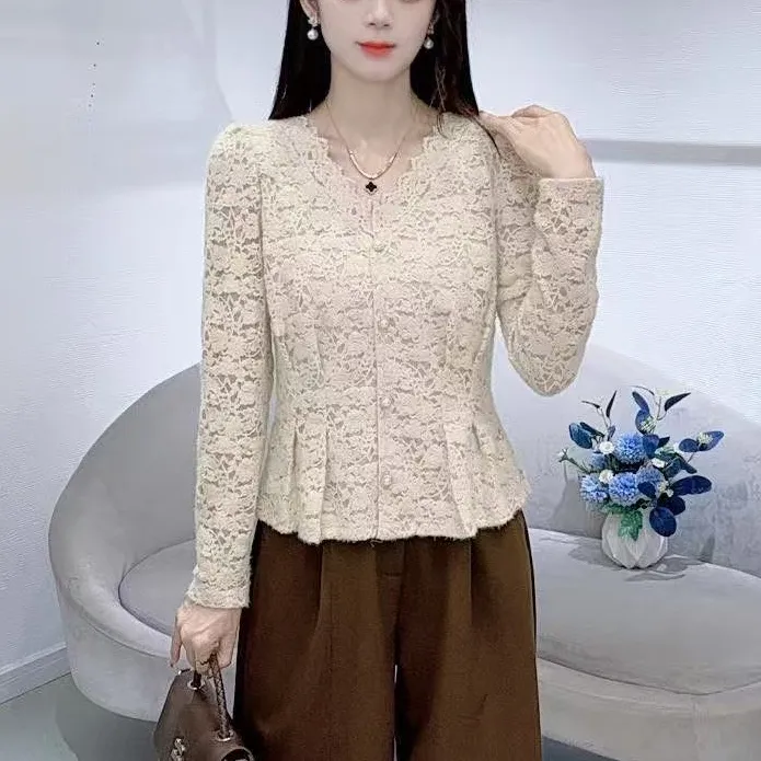 时尚V领蕾丝衬衫女士秋冬新款洋气收腰长袖打底小衫百搭减龄上衣