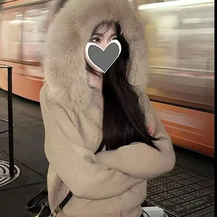 温柔白色连帽拉链针织外套女拼接毛领2025春季新款韩系慵懒风开衫