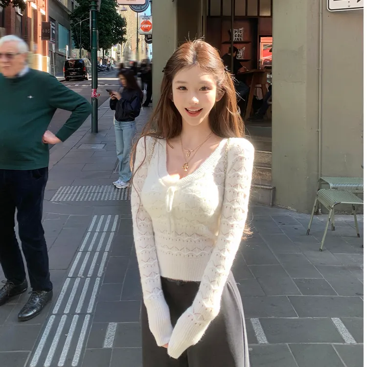 甜辣蕾丝v领镂空长袖针织衫女秋季修身内搭打底衫显瘦上衣设计感