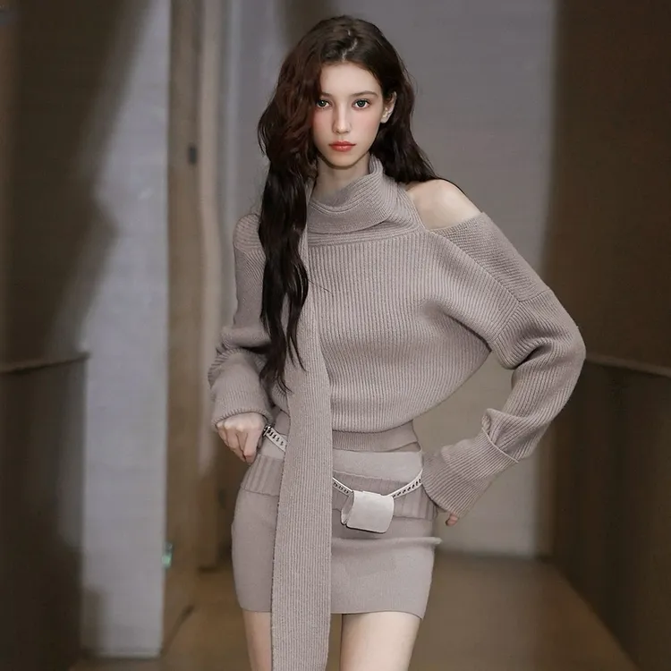 气质显瘦两面穿V领奶茶色针织带飘带围巾可露肩毛衣短裙套装女