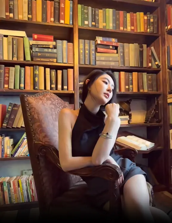 时尚气质辣妹不规则缎面挂脖背心上衣女夏季2025新款显瘦半裙套装