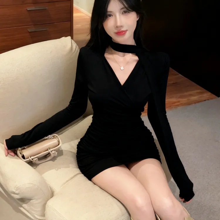 纯欲气质飘带V领连衣裙女秋冬辣妹性感褶皱收腰黑色打底包臀裙子