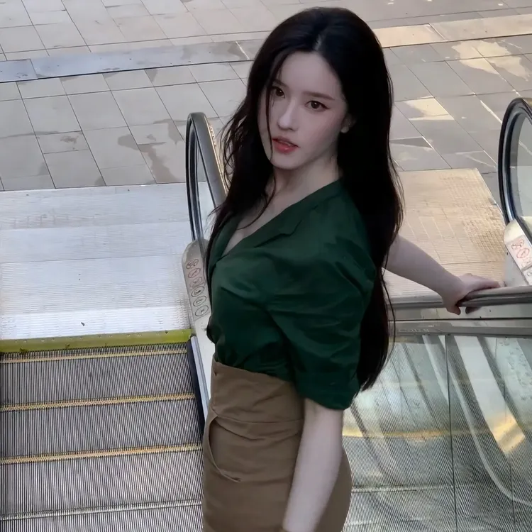 高级感气质绿色长袖衬衫女2025新款复古港风宽松百搭小衫