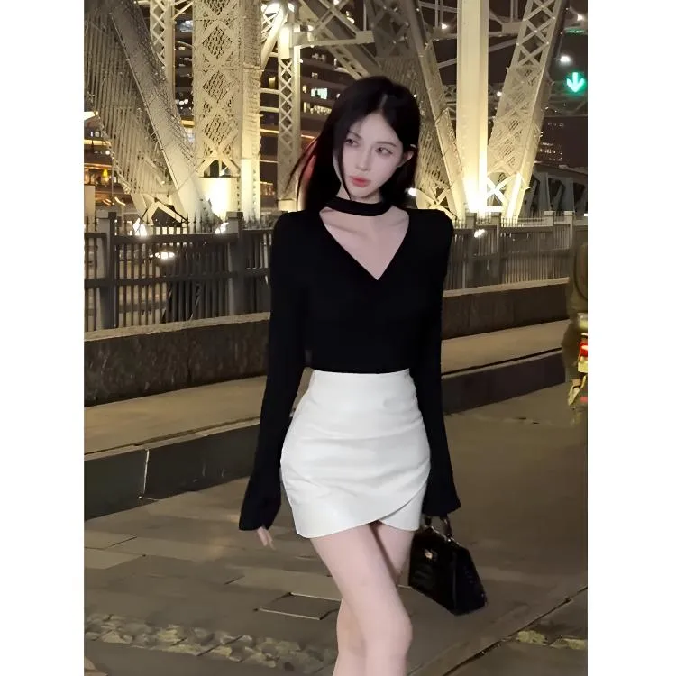 纯欲交叉V领镂空挂脖长袖T恤女显瘦秋冬内搭上衣性感包臀皮短裙