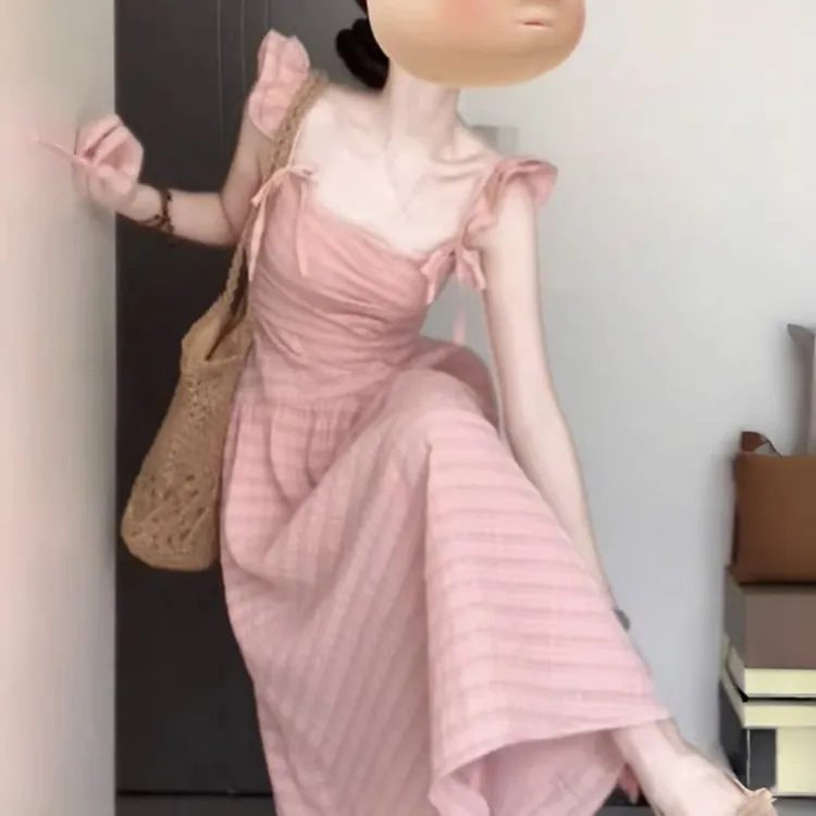 法式气质粉色吊带连衣裙子女夏季2025新款小飞袖海边度假收腰长裙