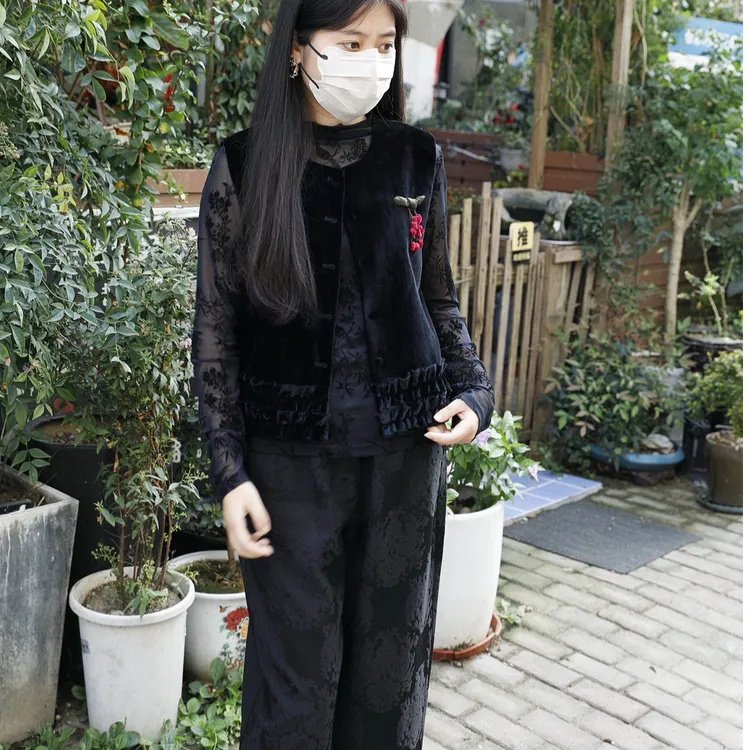 圆领秋季丝绒黑色百搭坎肩法式马夹女提花马甲秋冬宽松单排扣复古