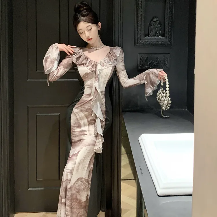 性感v领木耳边拼接印花连衣裙女春秋设计感小众收腰包臀鱼尾长裙