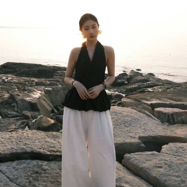 度月棠2025夏新款法式纯欲风波点挂脖V领设计感小众修身背心女