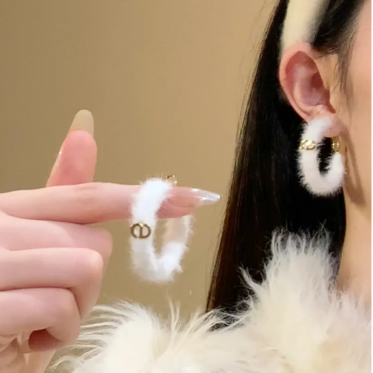 铜合金绒毛耳饰 秋冬毛茸茸耳圈CD字母毛绒耳饰高级感气质耳环女