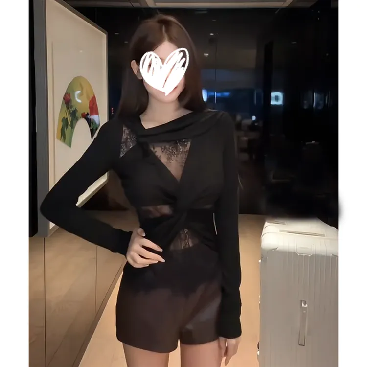 小众蕾丝镂空拼接设计感长袖t恤秋冬内搭打底修身显瘦辣妹女上衣