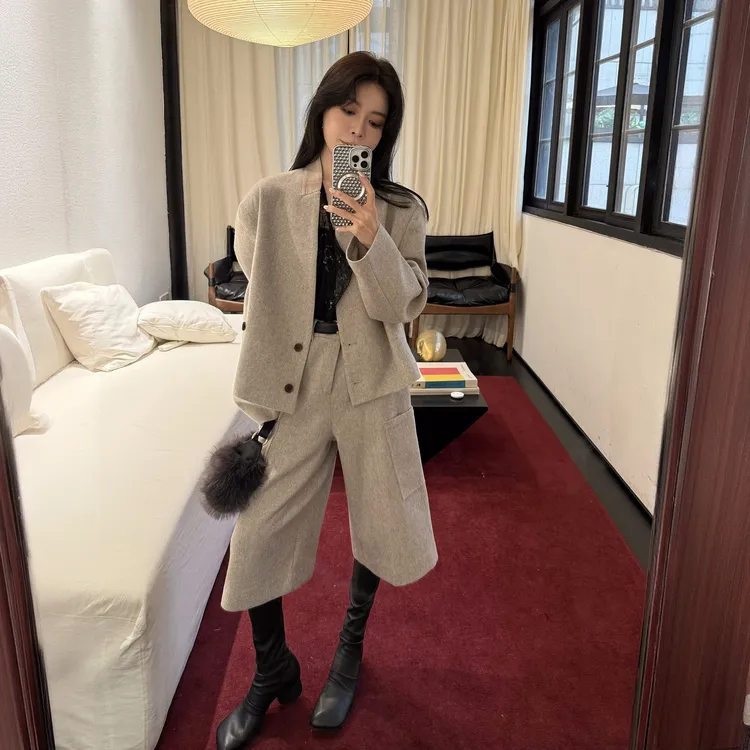 巨好看冬装一整套清冷松弛感穿搭洋气减龄燕麦色西装外套短裤套装
