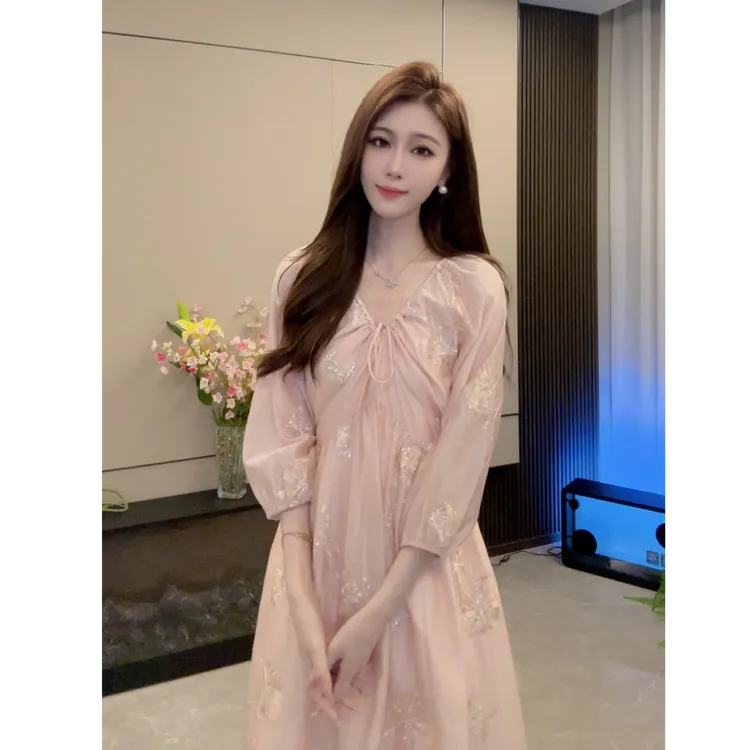 2025年新款温柔风刺绣国风甜美七分袖法式收腰连衣裙 YY-031