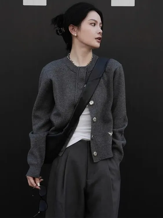 高级感灰色短款针织衫外套女春秋款独特复古法式圆领通勤休闲上衣
