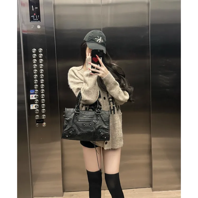 韩系印花V领长袖毛衣外套女秋高级感慵懒风针织开衫宽松显瘦上衣