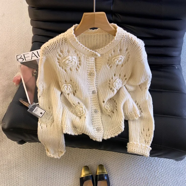 法式镂空勾花毛衣女2025秋冬新款软糯别致针织开衫松弛感穿搭上衣