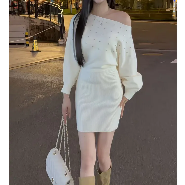 小香风烫钻针织连衣裙女秋冬纯欲性感一字肩包臀裙蝙蝠袖毛衣裙