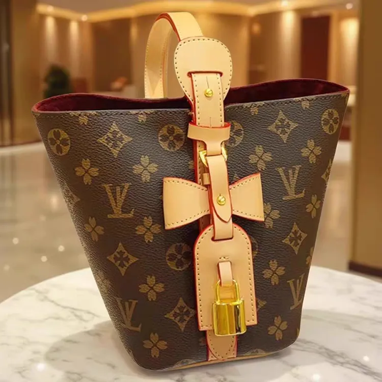 香港正品真皮女包2025新款时尚百搭老花水桶包单肩斜挎包腋下包包