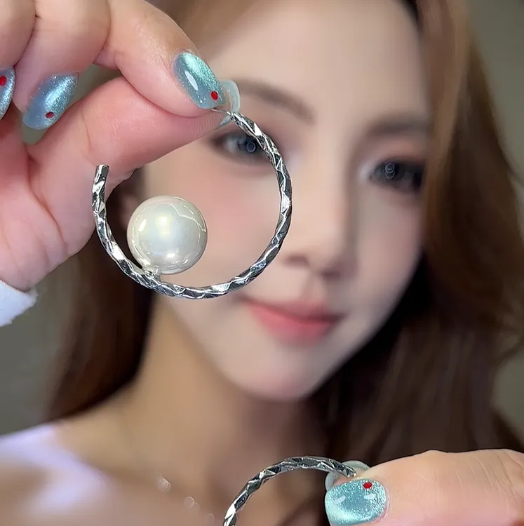 合金仿珍珠耳饰 法式气质C形扭曲珍珠耳环女时尚精致优雅高级感