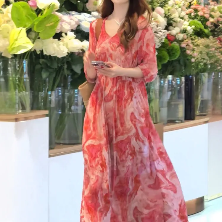 8665 轻奢大牌复古气质连衣裙2025夏季新款宽松减龄遮肚碎花长裙