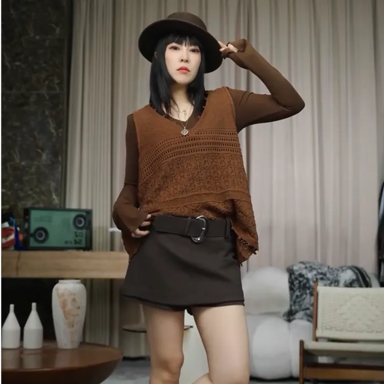 infobyfive2026早春新款花纹V领镂空针织背心马夹一店NF0508603