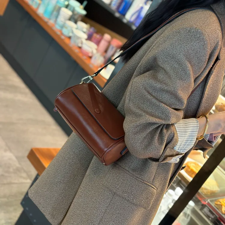 真皮单肩斜挎包女2025新款头层植鞣牛皮百搭软皮枕头包女包9250