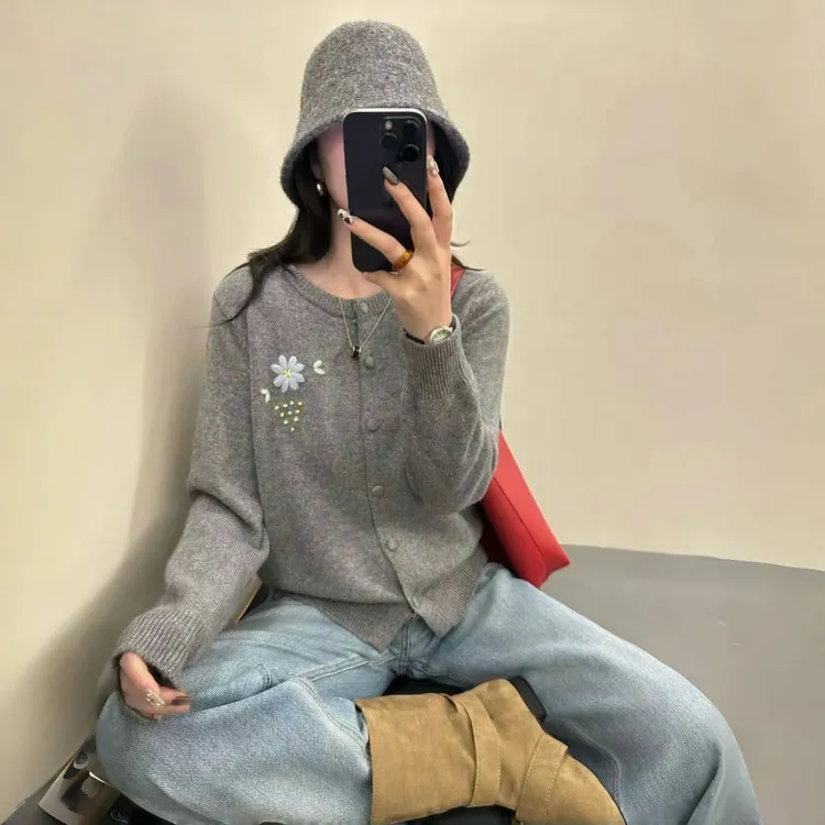 春秋季针织女长袖刺绣花朵毛针织衫宽松时尚开衫短款气质韩风