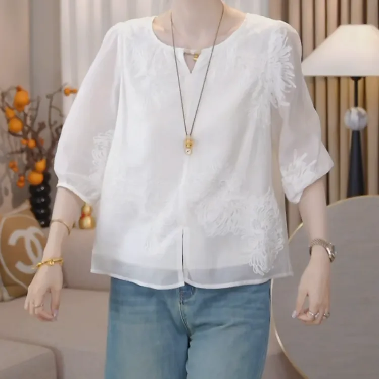 设计感刺绣宽松减龄显瘦中袖小衫2025新款气质宽松百搭小衫上衣