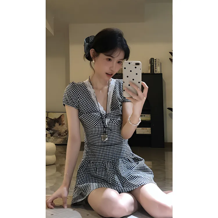 裙子女2025新款高级感复古黑白格子V领短袖收腰显瘦小个子连衣裙