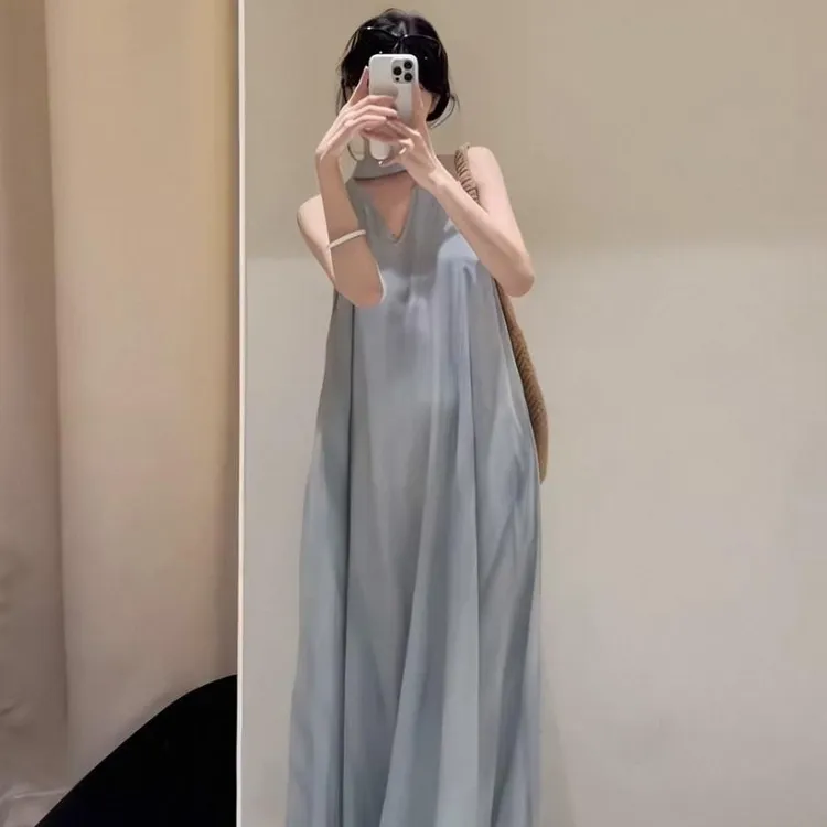 法式温柔风度假无袖吊带挂脖V领连衣裙子女夏穿搭显瘦长裙