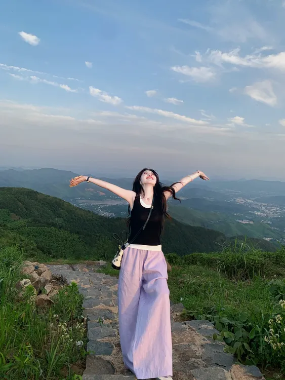 2025夏季新款韩系穿搭慵懒风假两件背心上衣搭配紫色休闲裤两件套