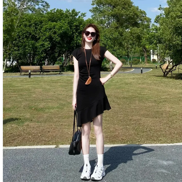 2025夏季新款时尚连衣裙女夏季不规则修身收腰款式气质显瘦洋气女