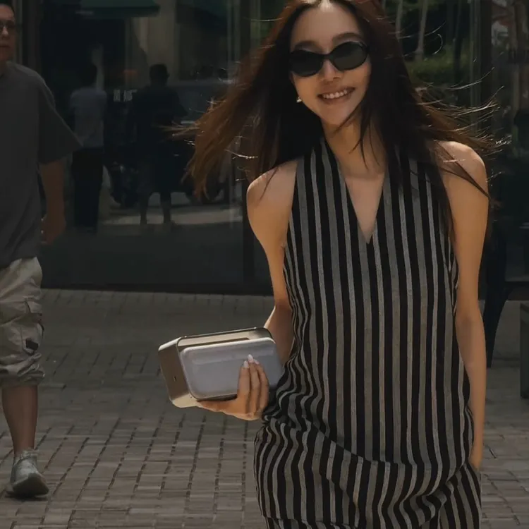 今年流行的女装高级松弛感独特漂亮条纹上衣休闲裤两件套装女夏款