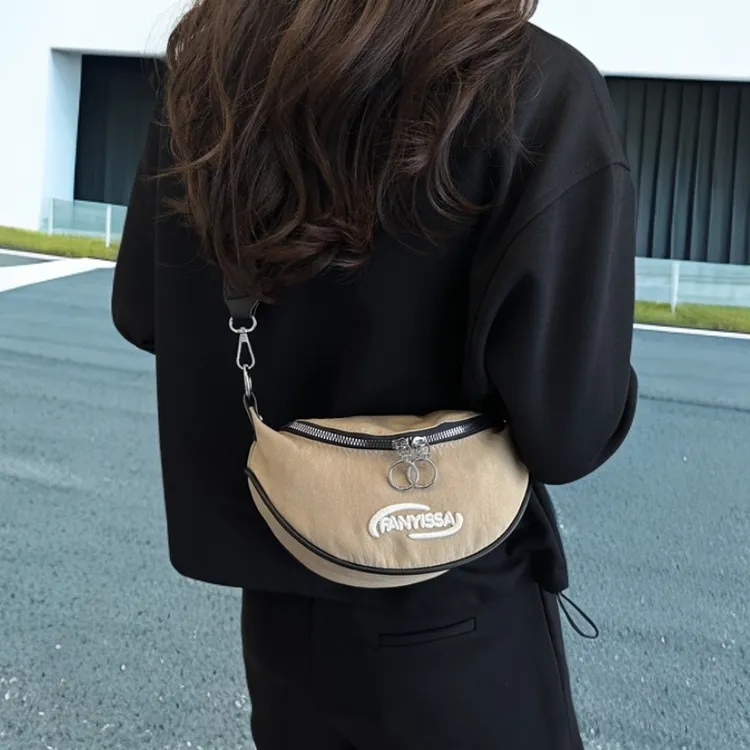 高级质感轻便饺子包小众设计包包女秋2025新款时尚休闲百搭斜挎包