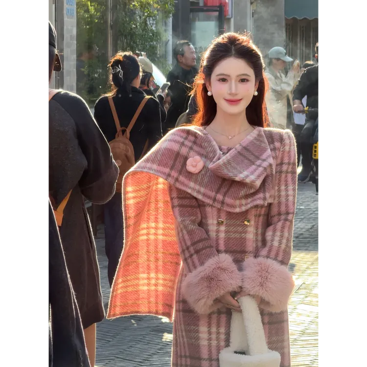 LiLi李李家【布拉格往事】千金感围巾领粉色格纹带毛领大衣XMZH9378