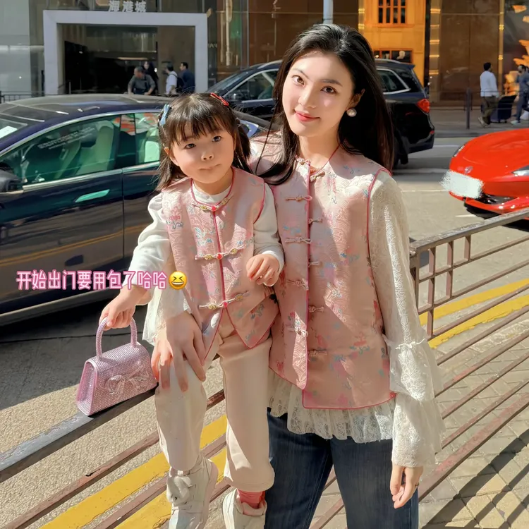 ARMS WELL王囡囡 粉色丝锦缎鱼跃龙门新中式国风马甲 L266